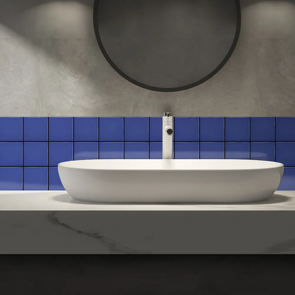 Ambiente alicatado con Azulejo 10x10 Liso Brillo Color Azul Oscuro