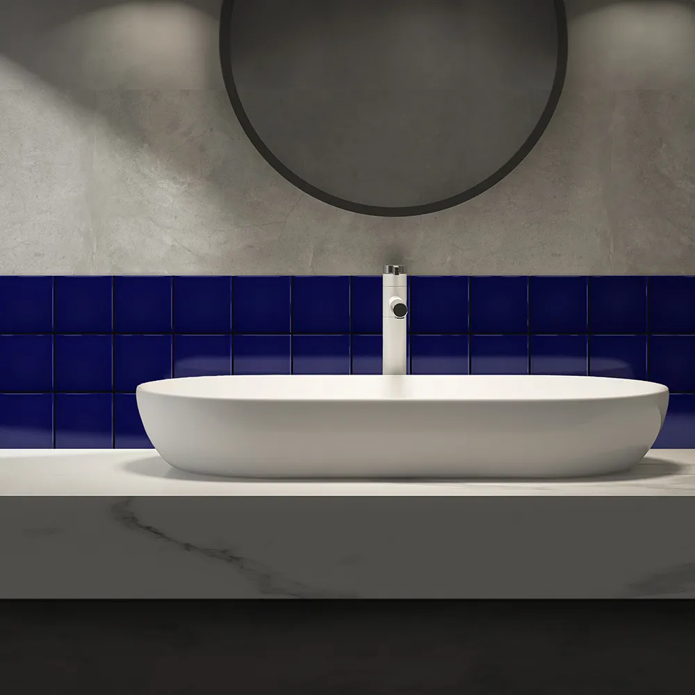 Ambiente alicatado con Azulejo 10x10 Liso Brillo Color Azul Victoriano