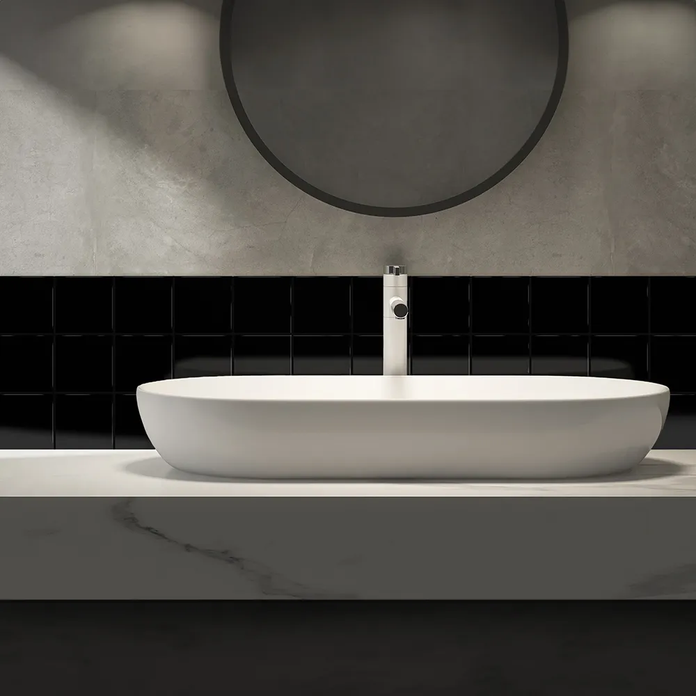 Ambiente alicatado con Azulejo 10x10 Liso Brillo Color Negro