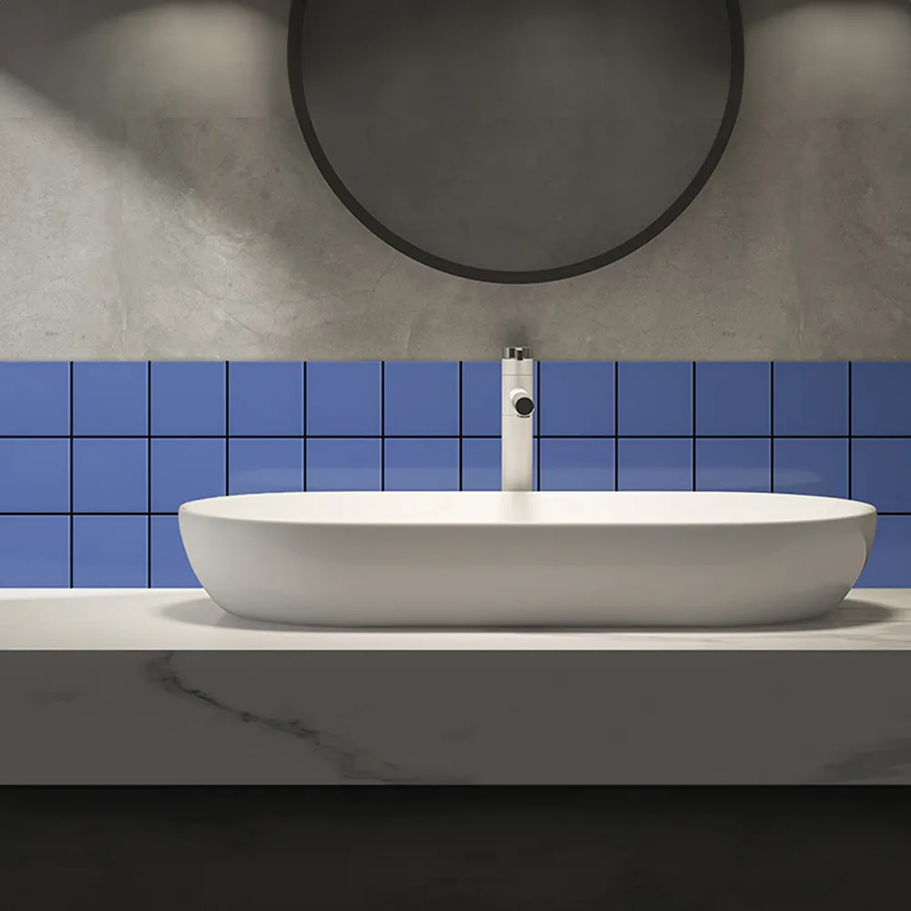 Ambiente alicatado con Azulejo 10x10 Liso Mate Color Azul Marino