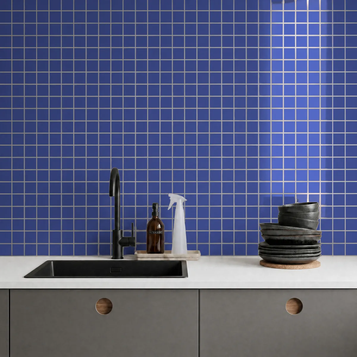 Ambiente alicatado con Azulejo 30x30 Mosaico Brillo Color Azul Oscuro