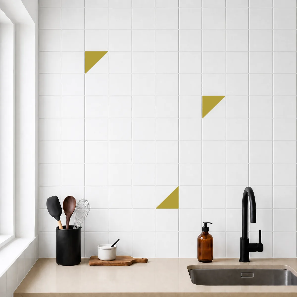 Azulejo Trigone Blanco 10x10 Arena Brillo salpicado sobre un alicatado liso en una cocina
