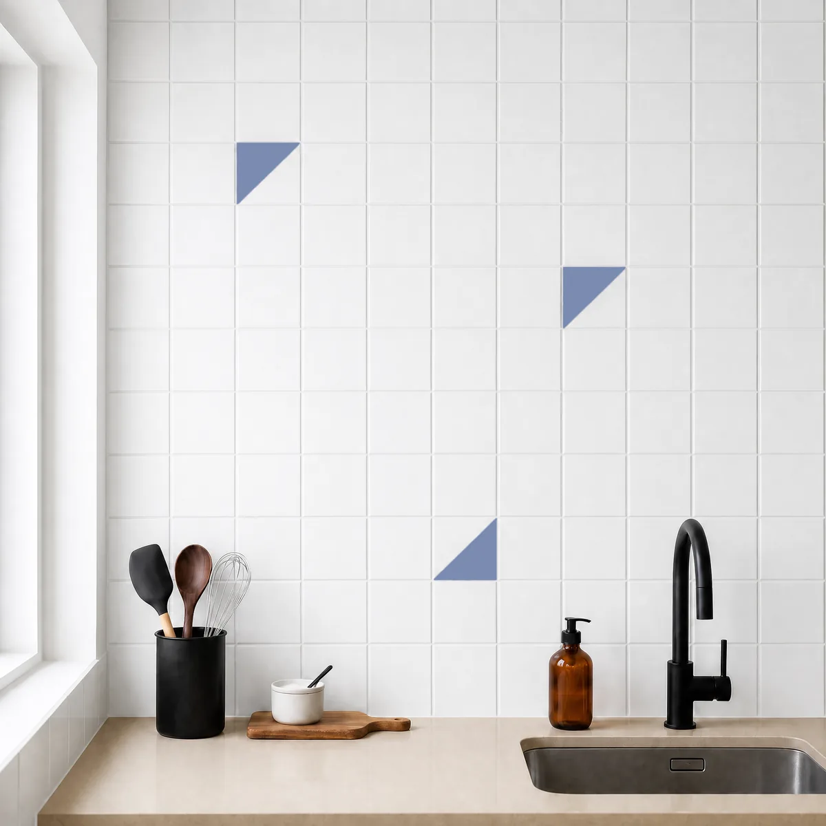 Azulejo Trigone Blanco 10x10 Azul Cielo Mate salpicado sobre un alicatado liso en una cocina