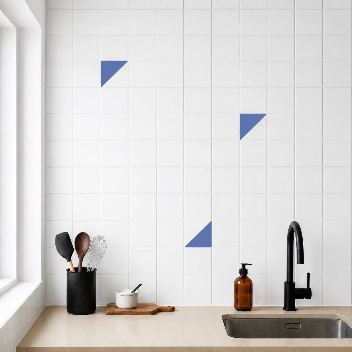 Azulejo Trigone Blanco 10x10 Azul Marino Mate salpicado sobre un alicatado liso en una cocina