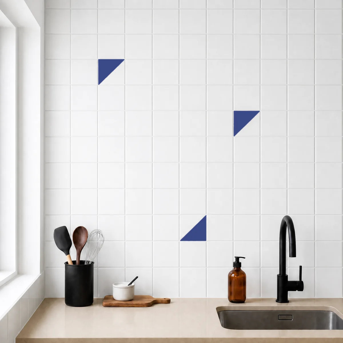Azulejo Trigone Blanco 10x10 Azul Oscuro Brillo salpicado sobre un alicatado liso en una cocina