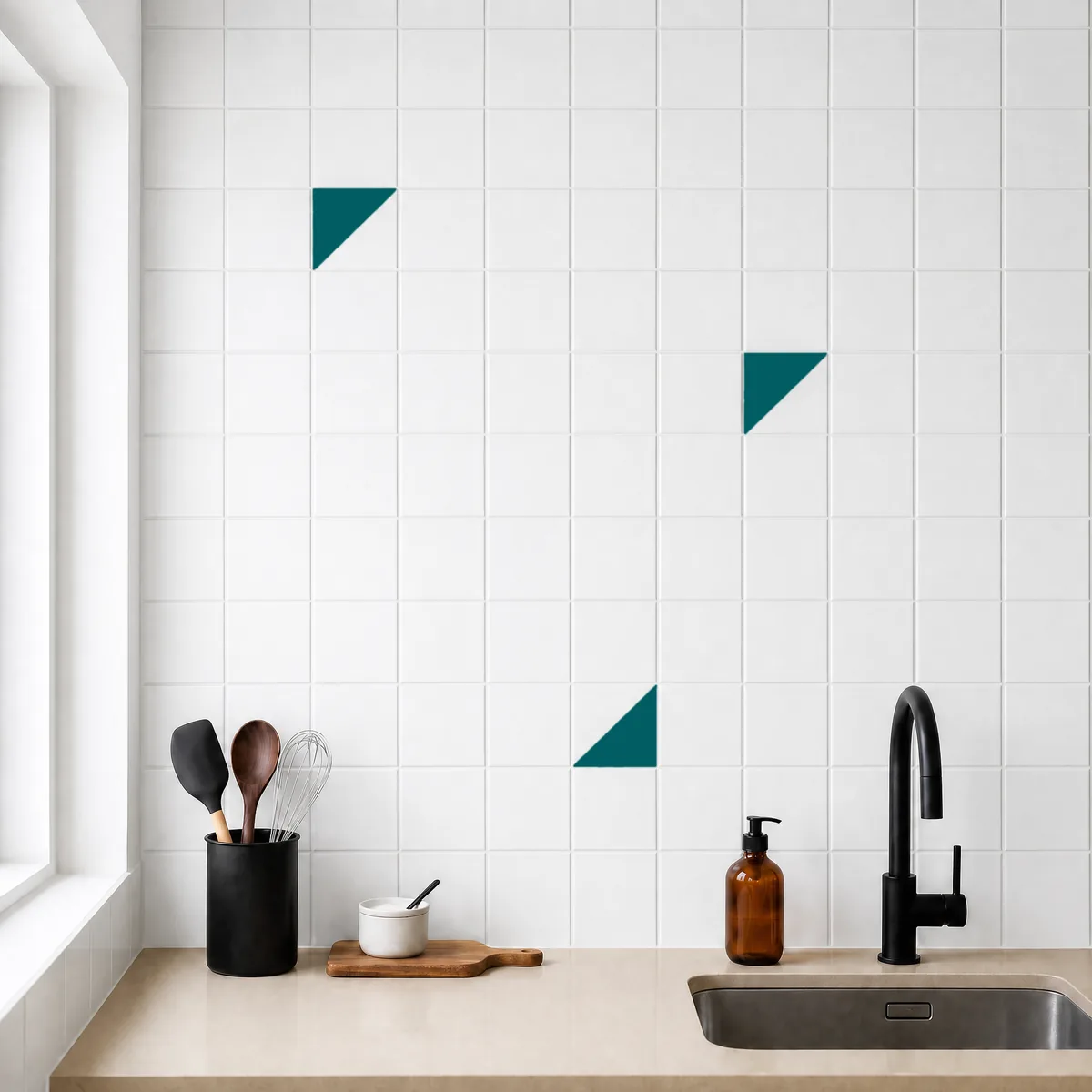 Azulejo Trigone Blanco 10x10 Azul Turquesa Brillo salpicado sobre un alicatado liso en una cocina