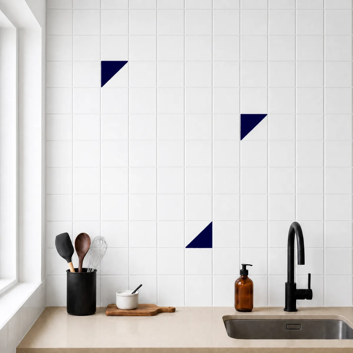 Azulejo Trigone Blanco 10x10 Azul Victoriano Brillo salpicado sobre un alicatado liso en una cocina