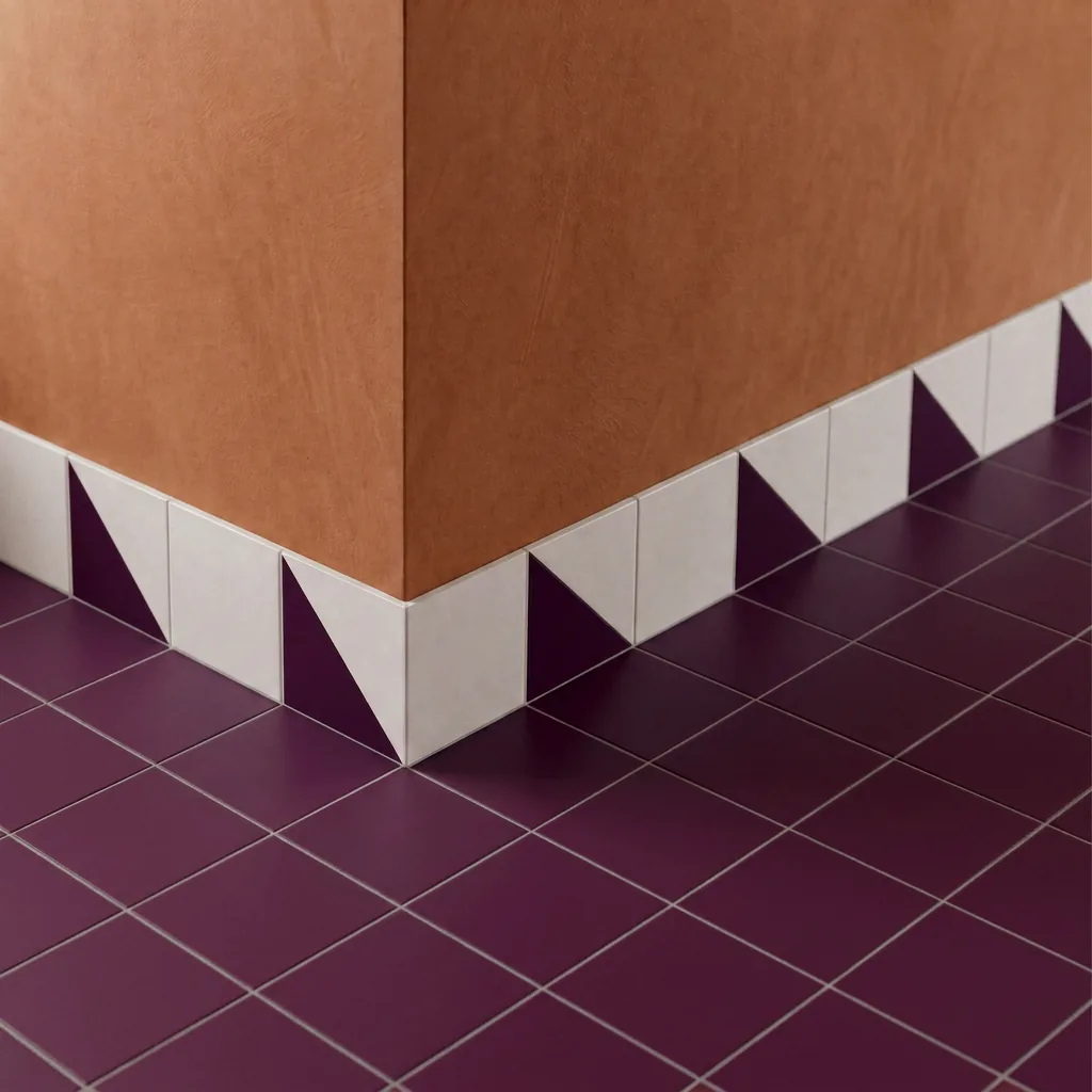 Azulejo Trigone Blanco 10x10 Berenjena Brillo colocado como cenefa en un suelo