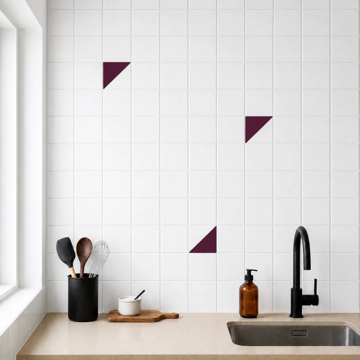 Azulejo Trigone Blanco 10x10 Berenjena Brillo salpicado sobre un alicatado liso en una cocina