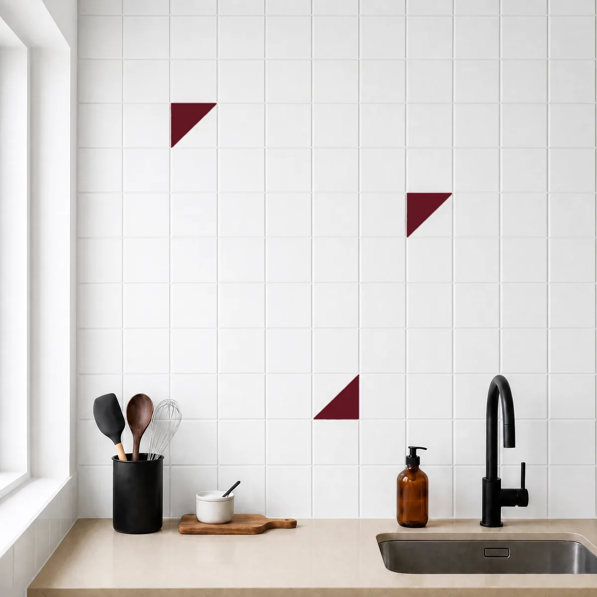 Azulejo Trigone Blanco 10x10 Burdeos Brillo salpicado sobre un alicatado liso en una cocina