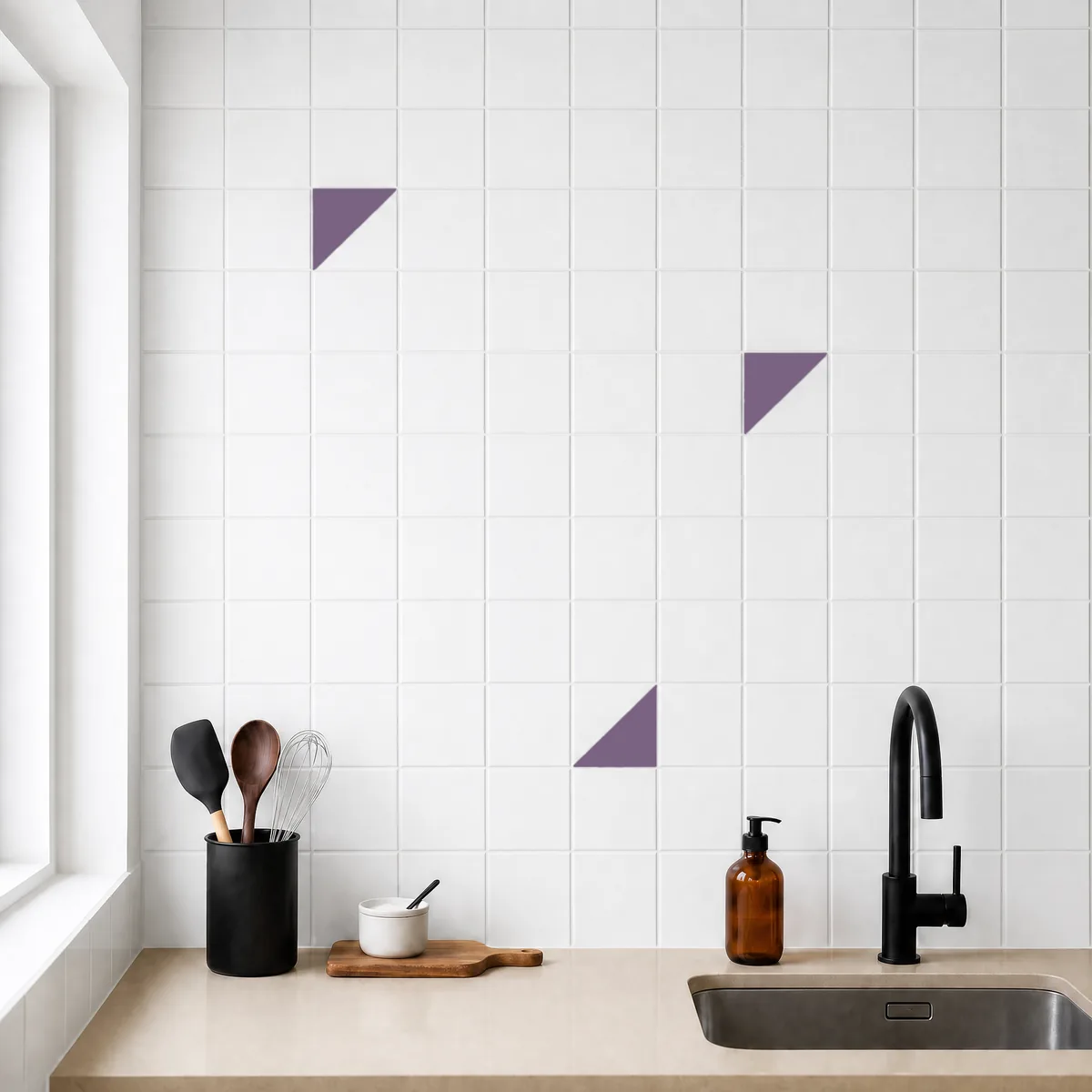 Azulejo Trigone Blanco 10x10 Lila Brillo salpicado sobre un alicatado liso en una cocina