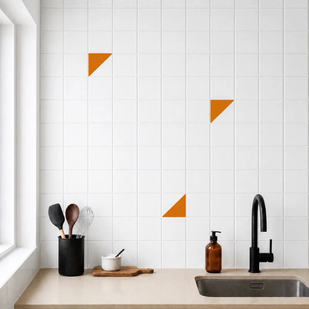 Azulejo Trigone Blanco 10x10 Naranja Brillo salpicado sobre un alicatado liso en una cocina