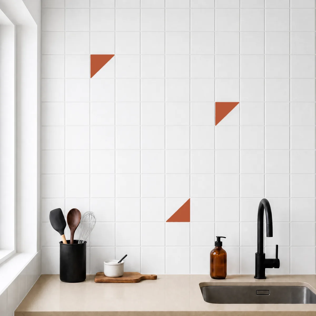 Azulejo Trigone Blanco 10x10 Naranja Coral Mate salpicado sobre un alicatado liso en una cocina