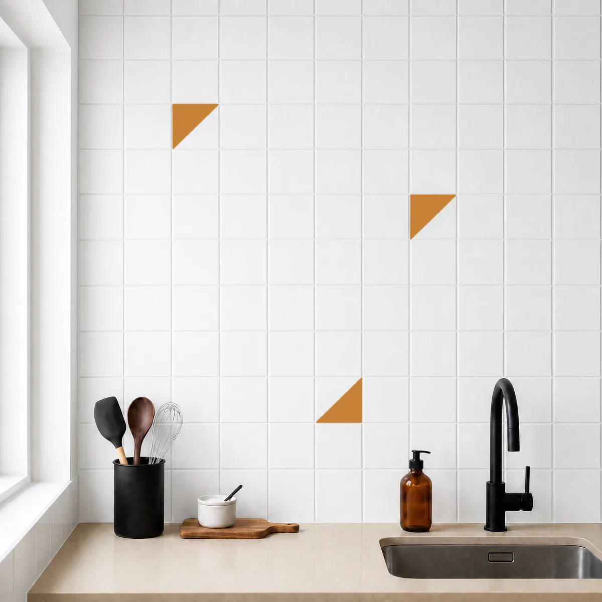 Azulejo Trigone Blanco 10x10 Naranja Mango Mate salpicado sobre un alicatado liso en una cocina