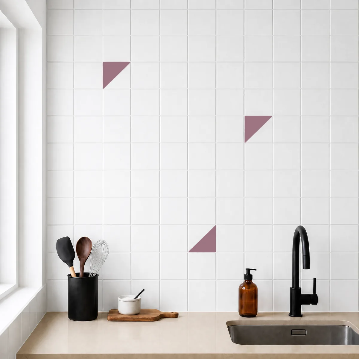 Azulejo Trigone Blanco 10x10 Rosa Malva Mate salpicado sobre un alicatado liso en una cocina
