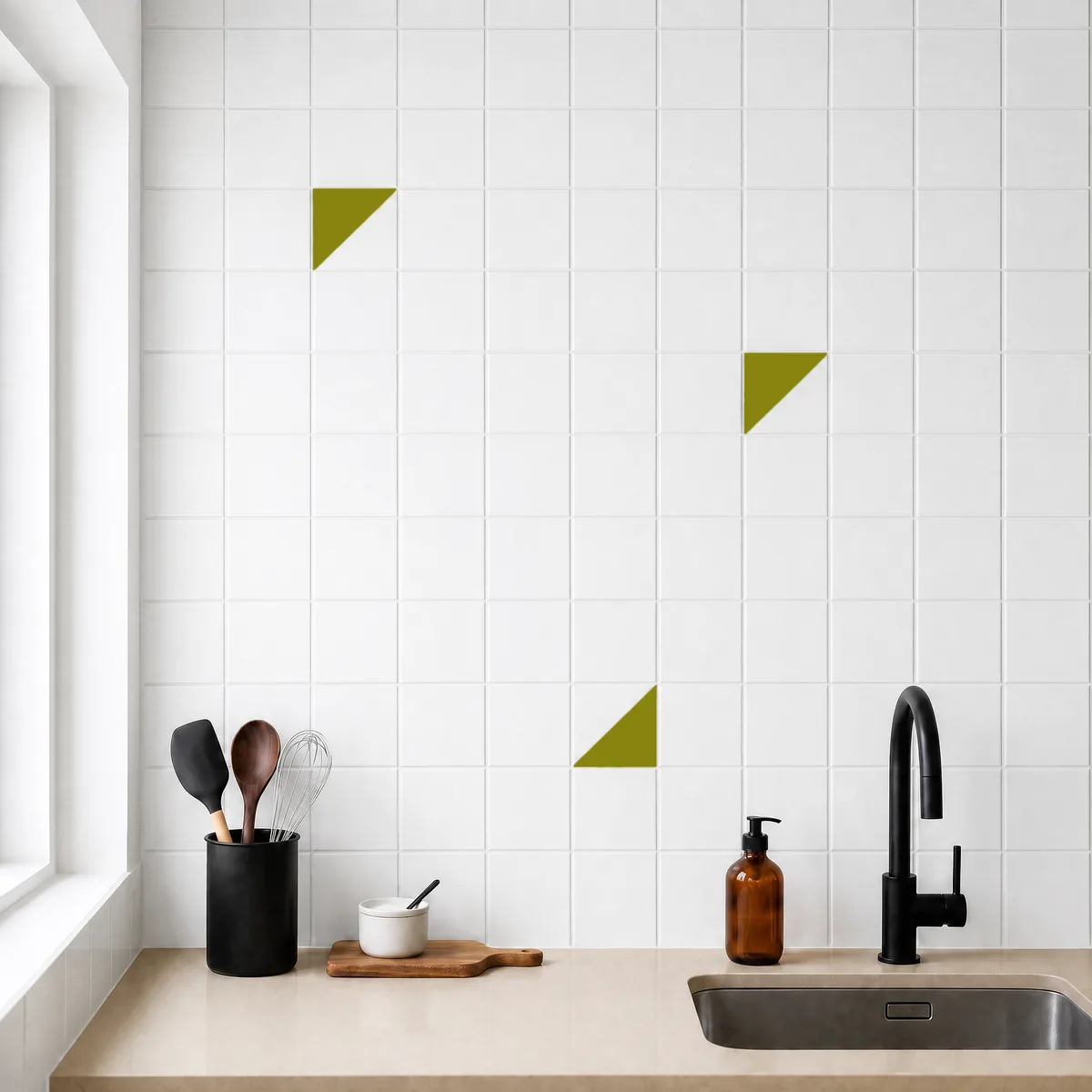 Azulejo Trigone Blanco 10x10 Verde Aguacate Brillo salpicado sobre un alicatado liso en una cocina