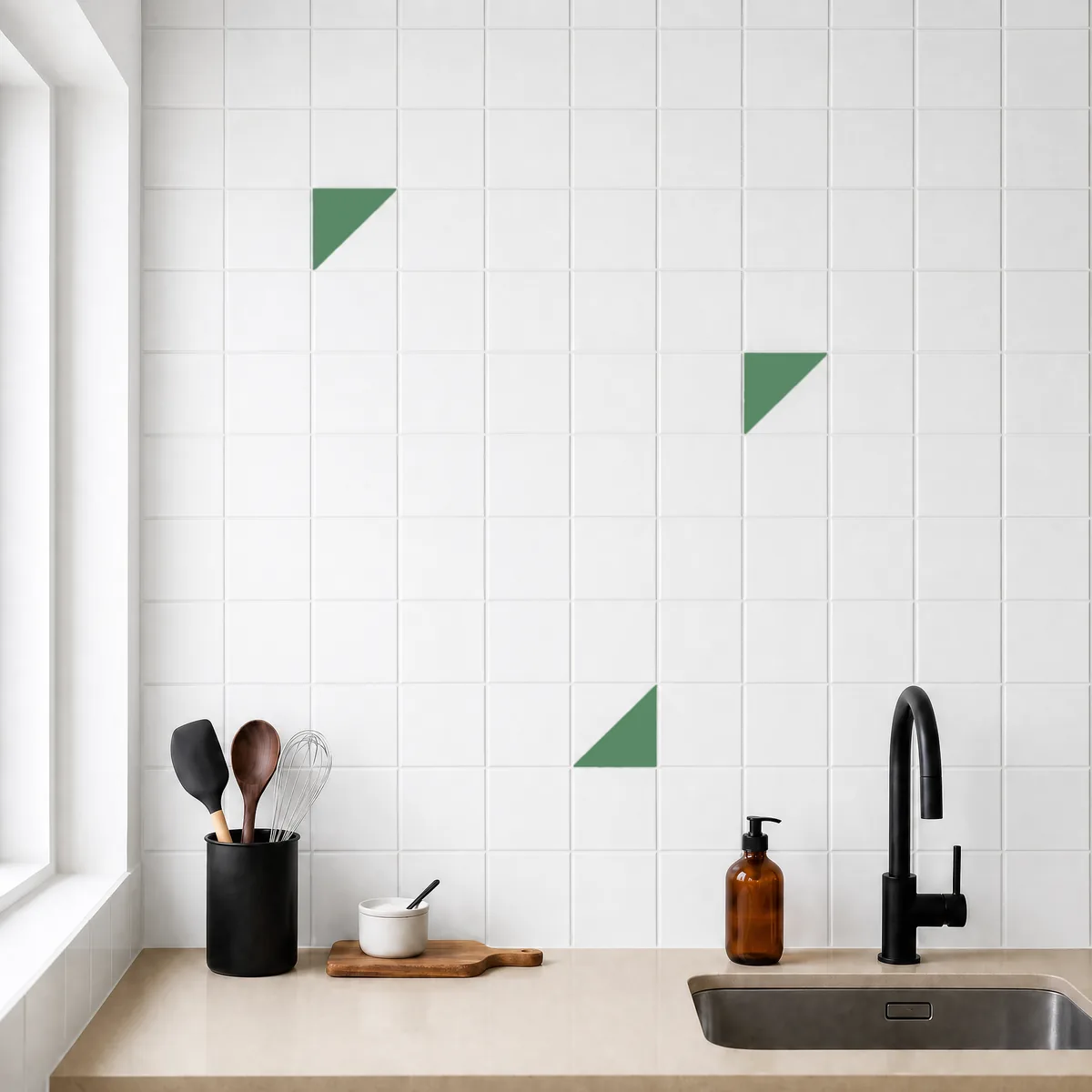Azulejo Trigone Blanco 10x10 Verde Mate salpicado sobre un alicatado liso en una cocina