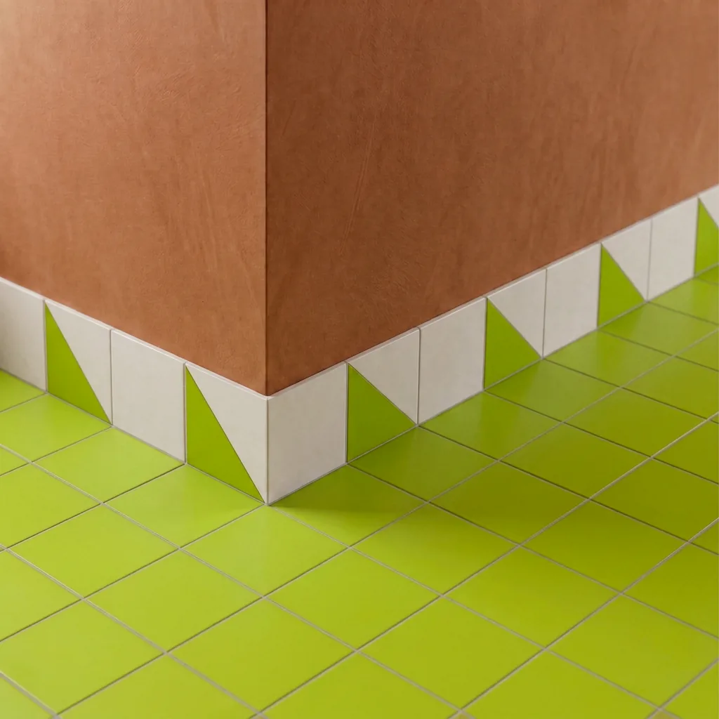 Azulejo Trigone Blanco 10x10 Verde Musgo Brillo colocado como cenefa en un suelo
