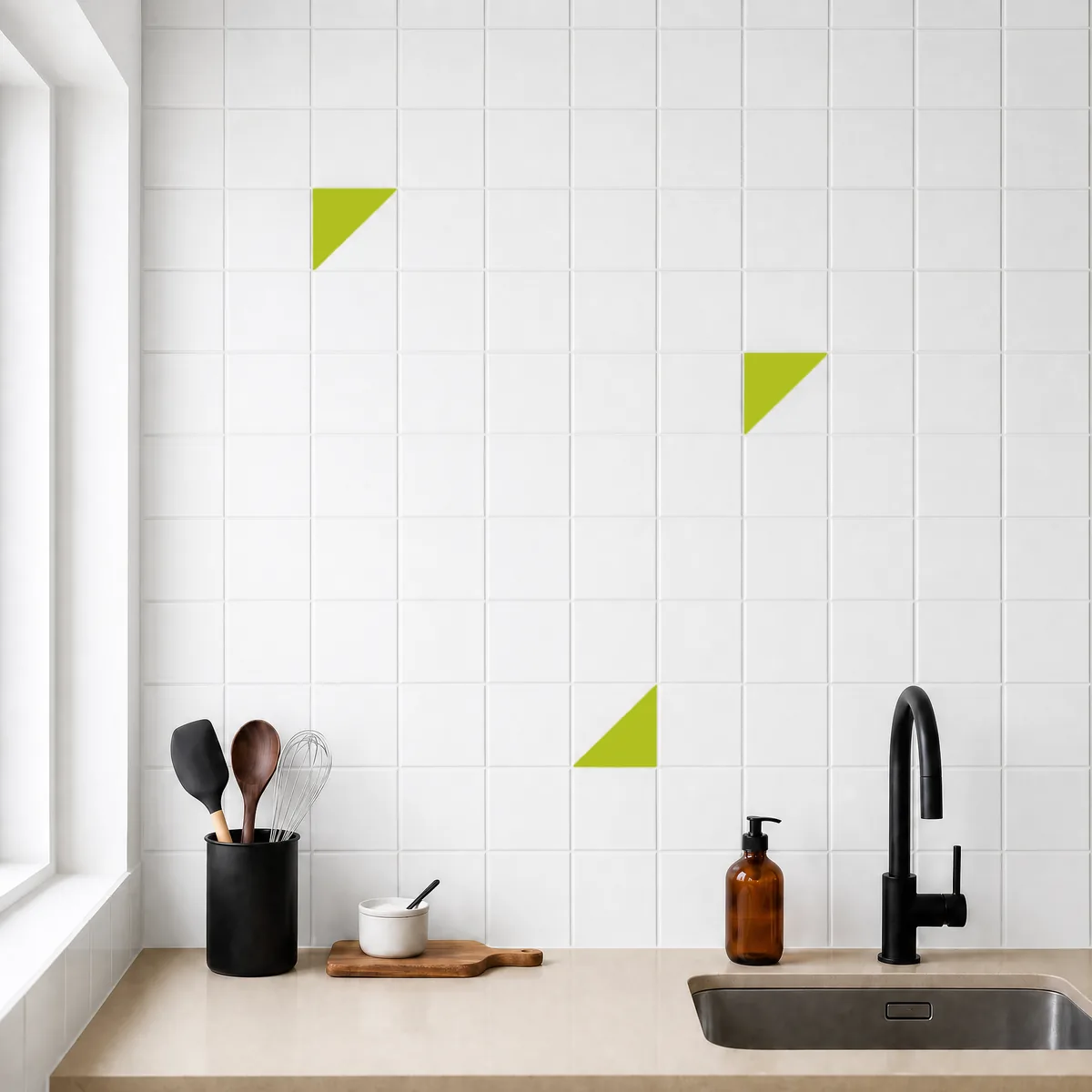 Azulejo Trigone Blanco 10x10 Verde Musgo Brillo salpicado sobre un alicatado liso en una cocina