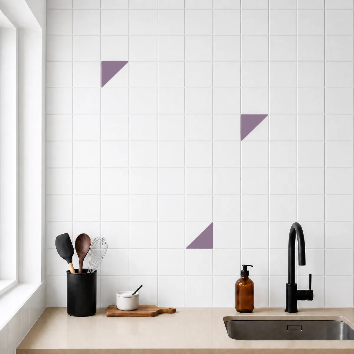 Azulejo Trigone Blanco 10x10 Violeta Mate salpicado sobre un alicatado liso en una cocina