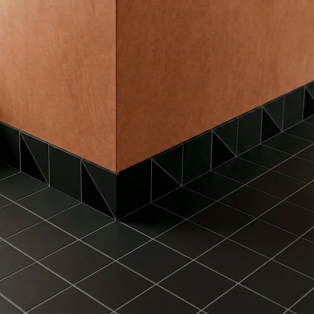 Azulejo Trigone Color 10x10 Gris Oscuro Brillo colocado como cenefa en un suelo