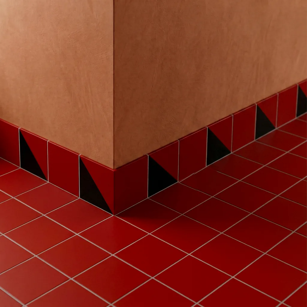 Azulejo Trigone Color 10x10 Rojo Brillo colocado como cenefa en un suelo