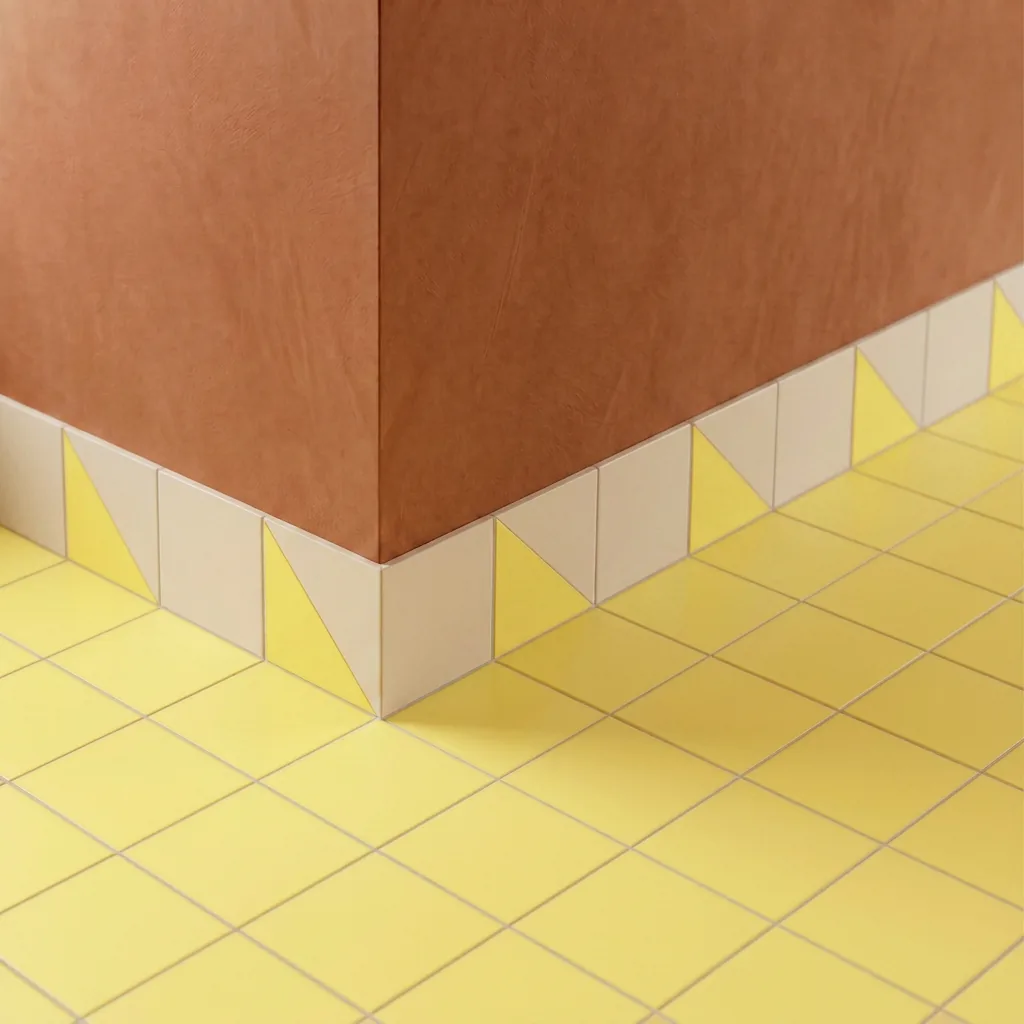 Azulejo Trigone Crema 10x10 Amarillo Claro Brillo colocado como cenefa en un suelo