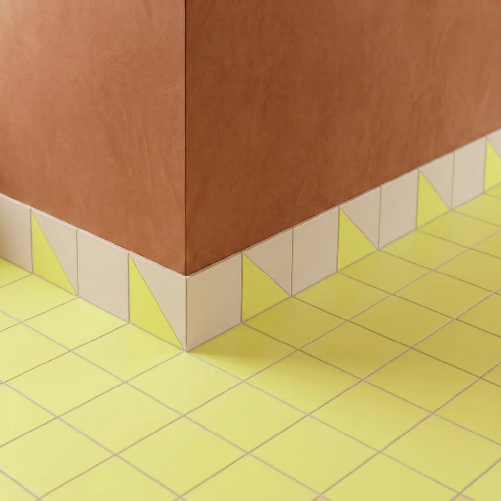 Azulejo Trigone Crema 10x10 Amarillo Limón Mate colocado como cenefa en un suelo