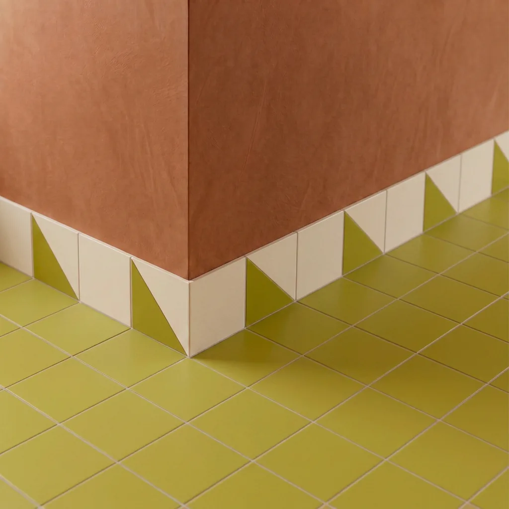 Azulejo Trigone Crema 10x10 Arena Brillo colocado como cenefa en un suelo