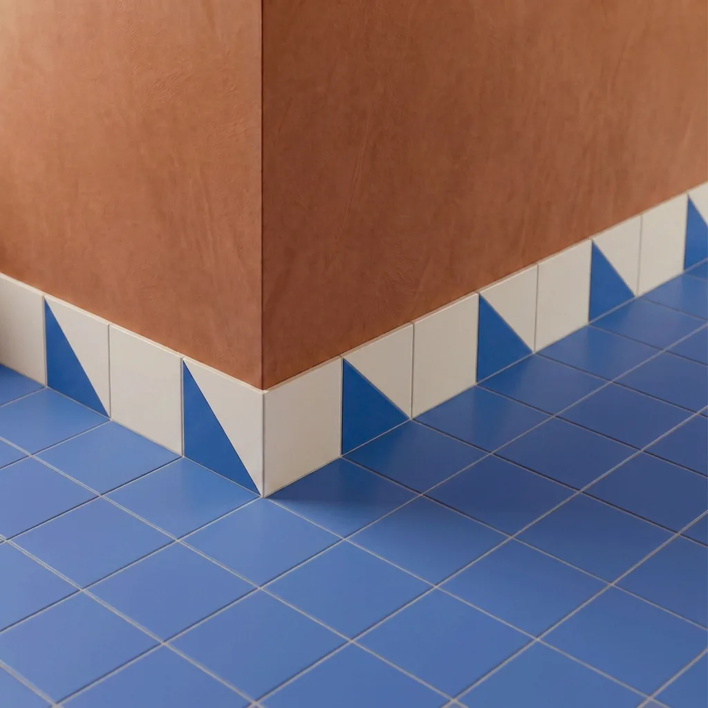 Azulejo Trigone Crema 10x10 Azul Marino Mate colocado como cenefa en un suelo