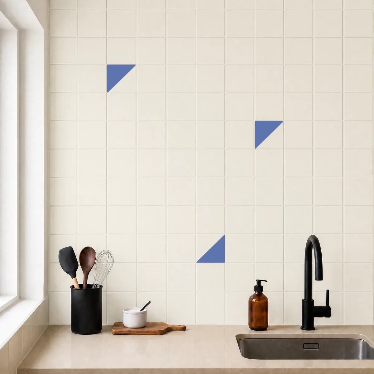 Azulejo Trigone Crema 10x10 Azul Marino Mate salpicado sobre un alicatado liso en una cocina