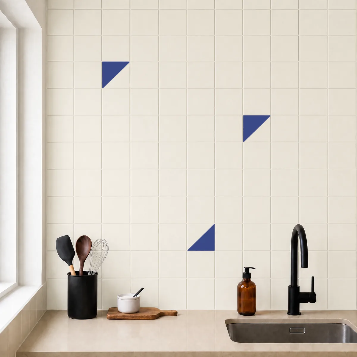 Azulejo Trigone Crema 10x10 Azul Oscuro Brillo salpicado sobre un alicatado liso en una cocina