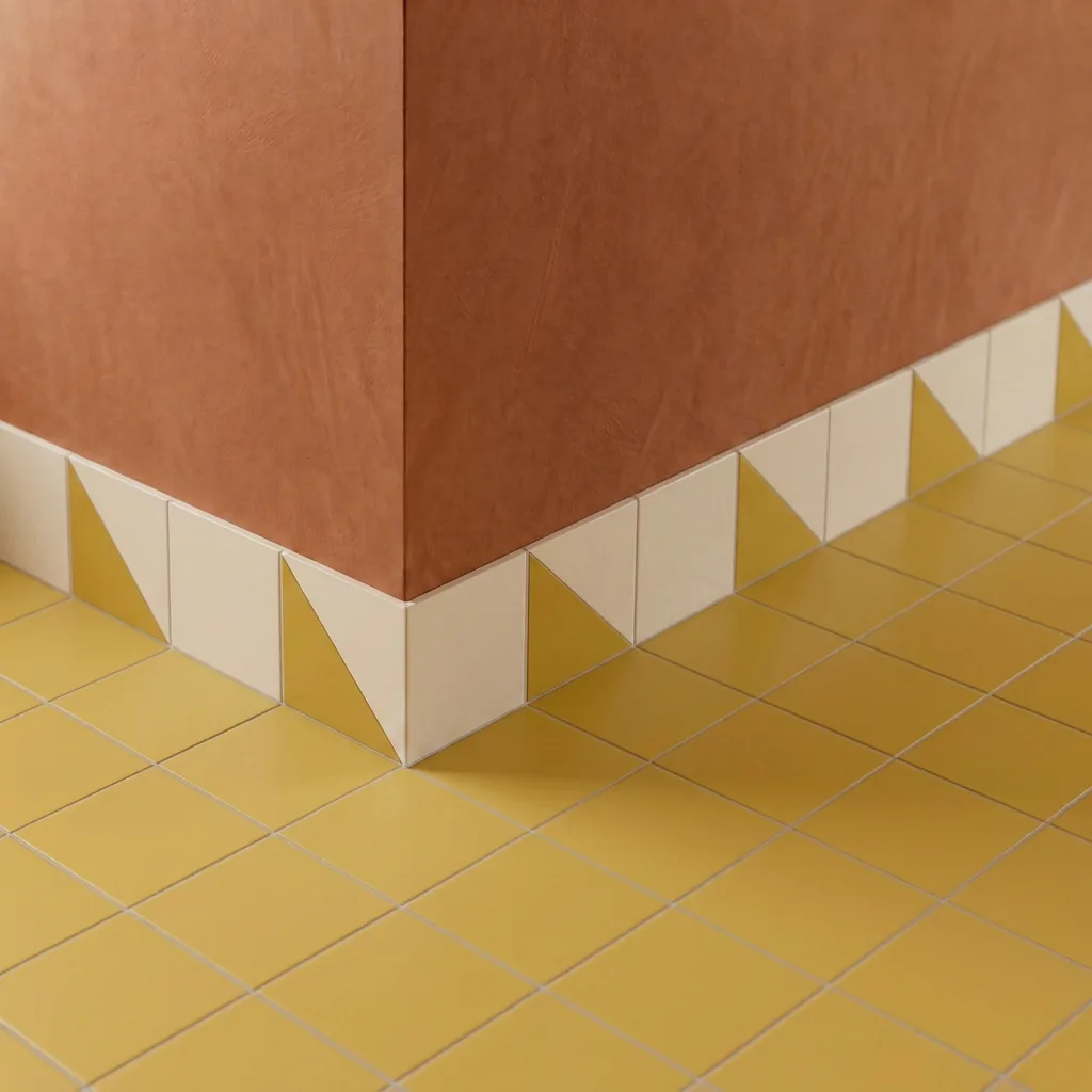 Azulejo Trigone Crema 10x10 Beige Brillo colocado como cenefa en un suelo