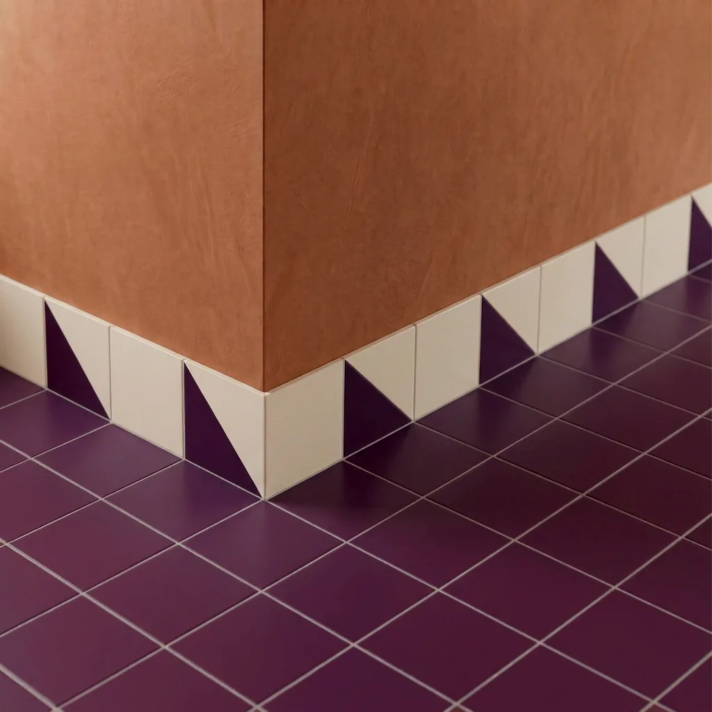 Azulejo Trigone Crema 10x10 Berenjena Brillo colocado como cenefa en un suelo