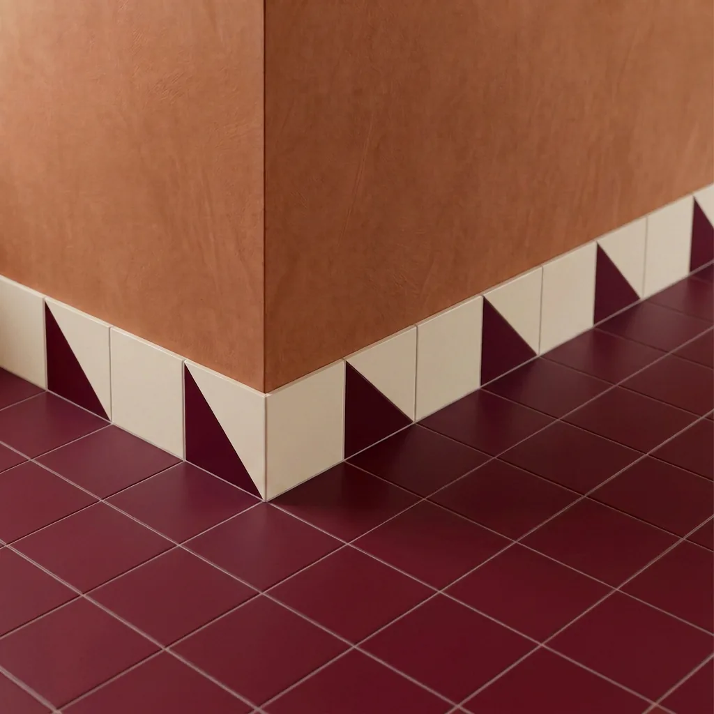 Azulejo Trigone Crema 10x10 Burdeos Brillo colocado como cenefa en un suelo