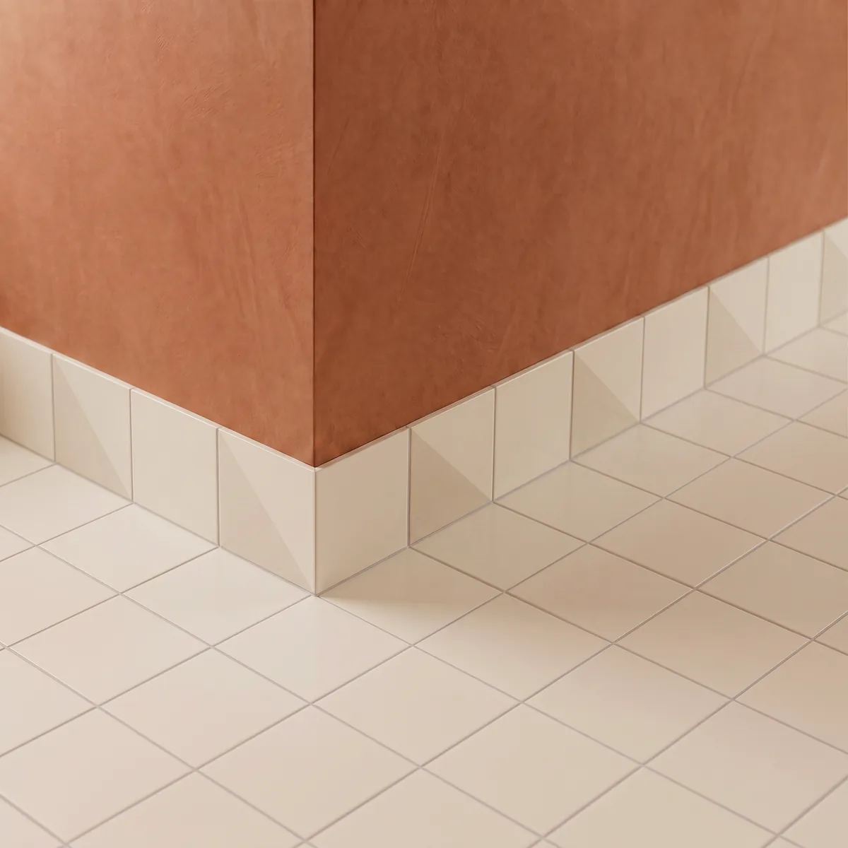 Azulejo Trigone Crema 10x10 Crema Brillo colocado como cenefa en un suelo