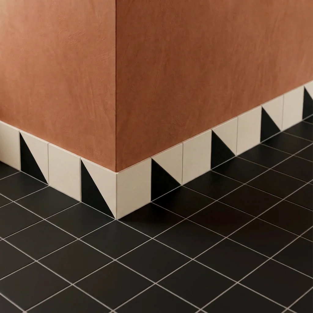 Azulejo Trigone Crema 10x10 Gris Oscuro Brillo colocado como cenefa en un suelo