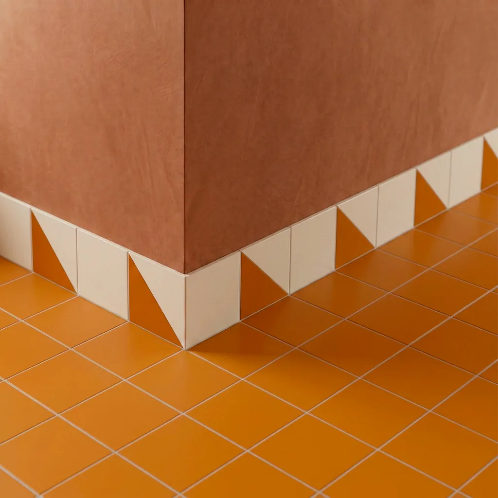 Azulejo Trigone Crema 10x10 Naranja Brillo colocado como cenefa en un suelo