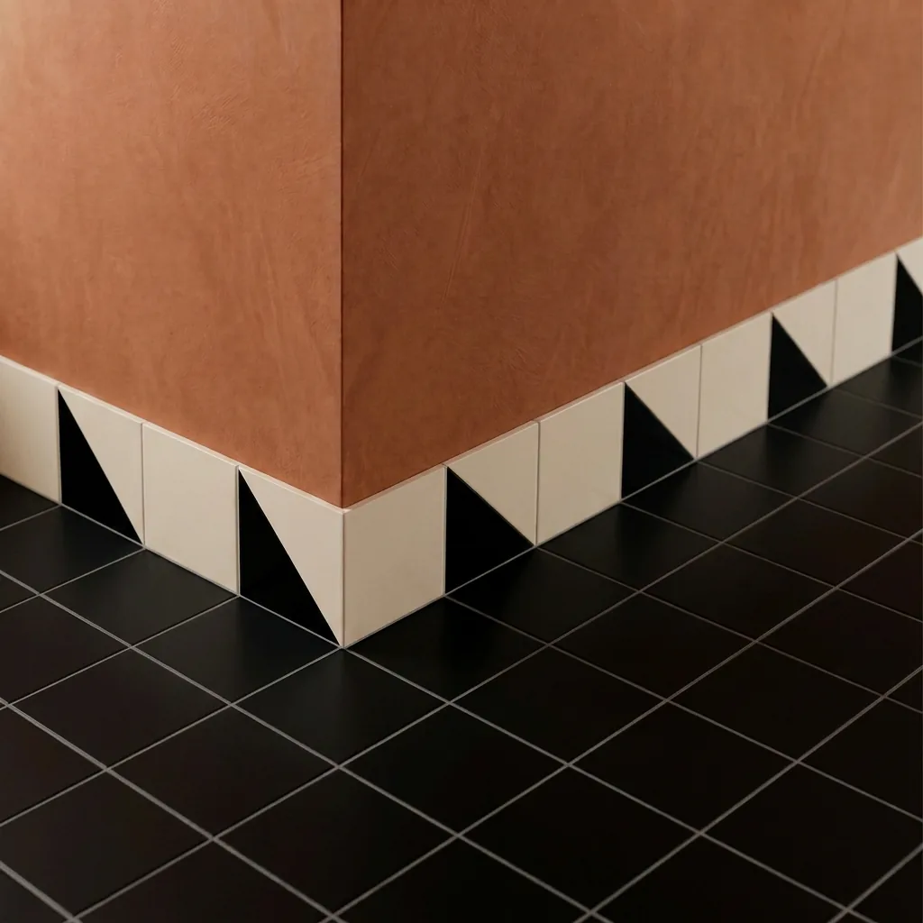 Azulejo Trigone Crema 10x10 Negro Brillo colocado como cenefa en un suelo