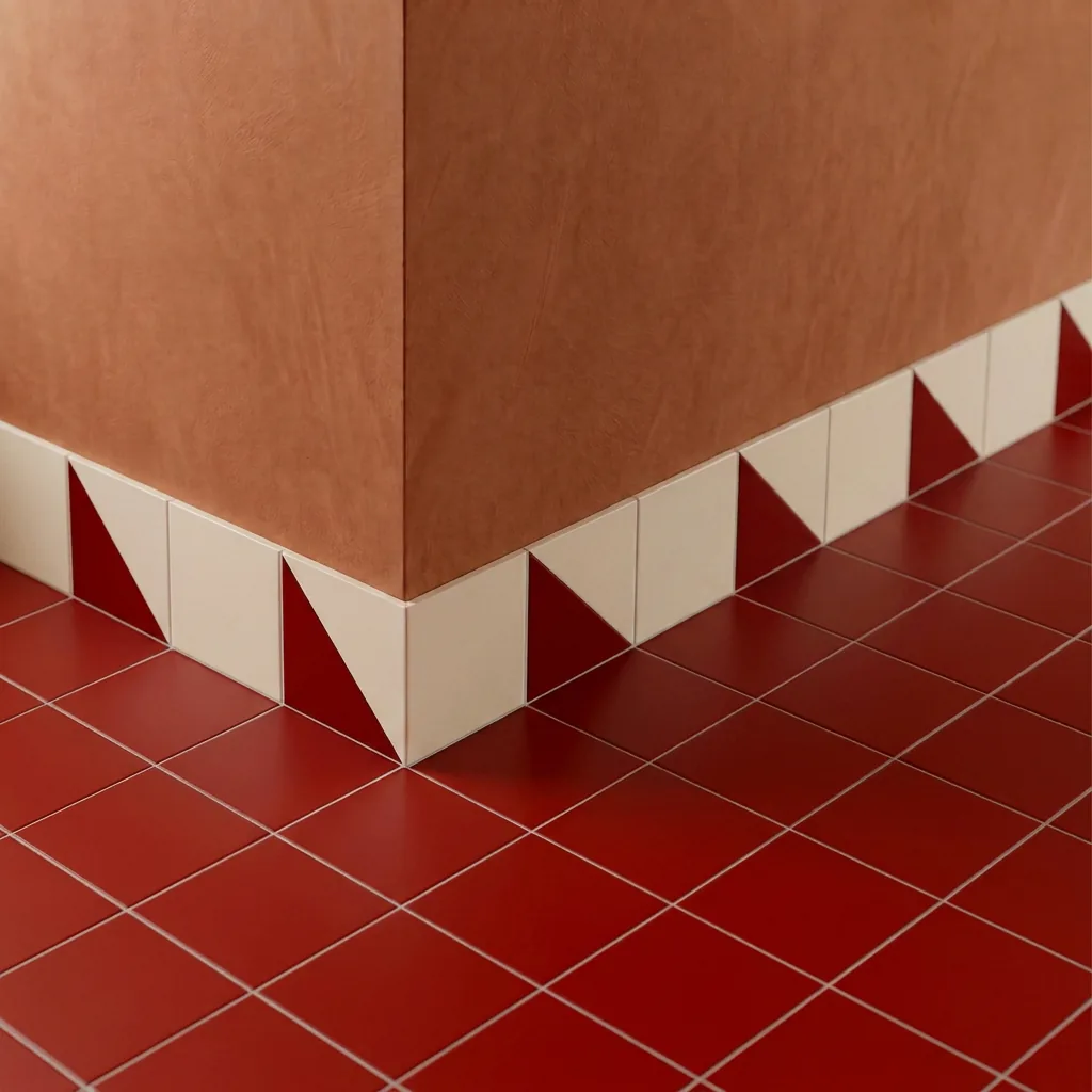 Azulejo Trigone Crema 10x10 Rojo Brillo colocado como cenefa en un suelo