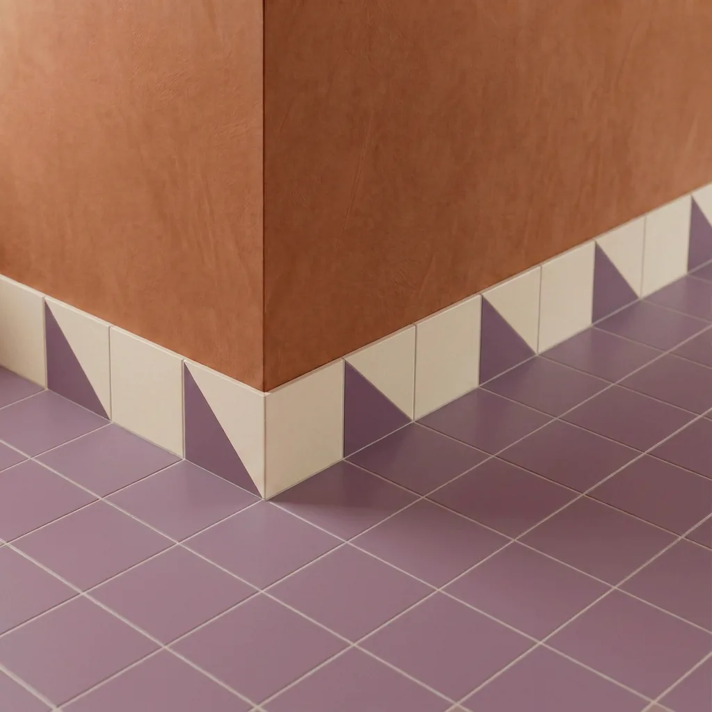 Azulejo Trigone Crema 10x10 Rosa Malva Mate colocado como cenefa en un suelo