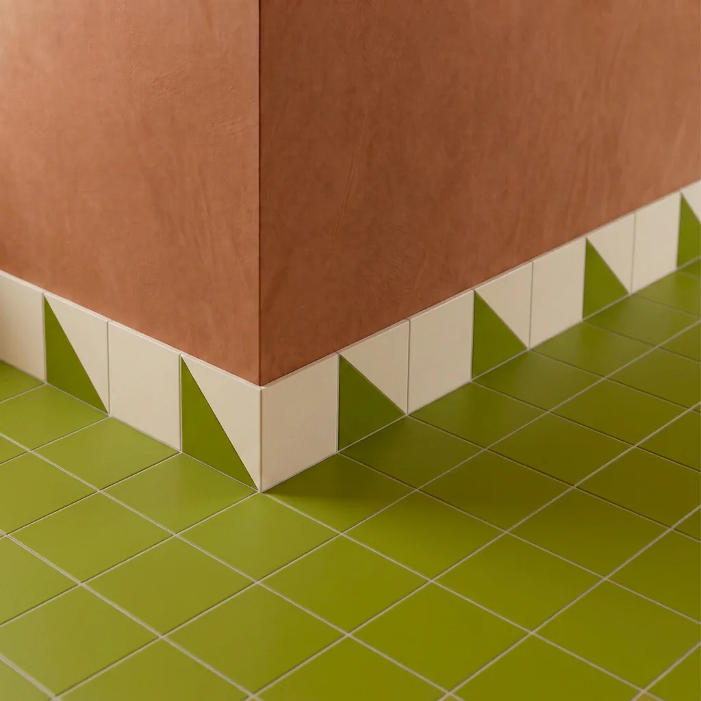 Azulejo Trigone Crema 10x10 Verde Aguacate Brillo colocado como cenefa en un suelo