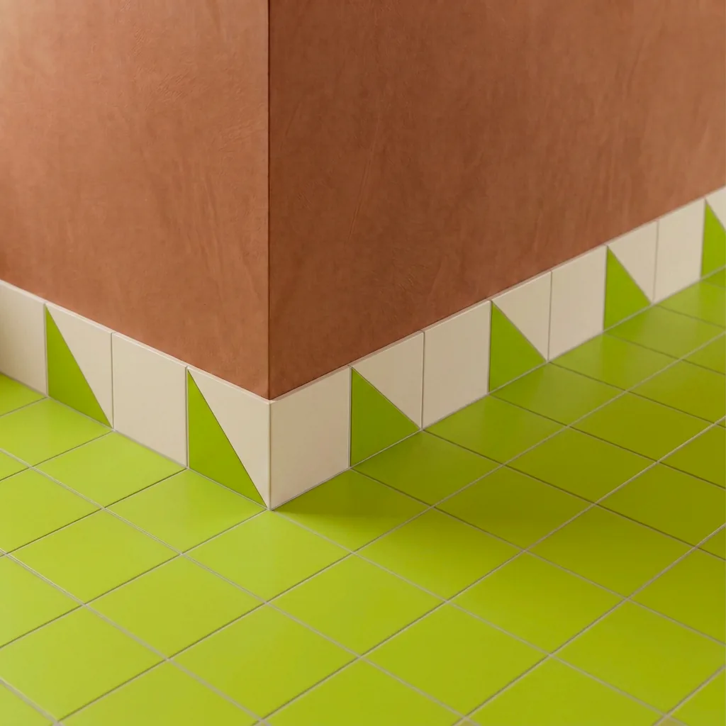 Azulejo Trigone Crema 10x10 Verde Musgo Brillo colocado como cenefa en un suelo