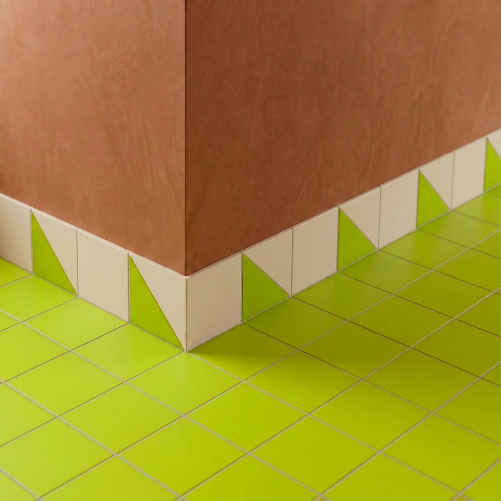 Azulejo Trigone Crema 10x10 Verde Pistacho Brillo colocado como cenefa en un suelo