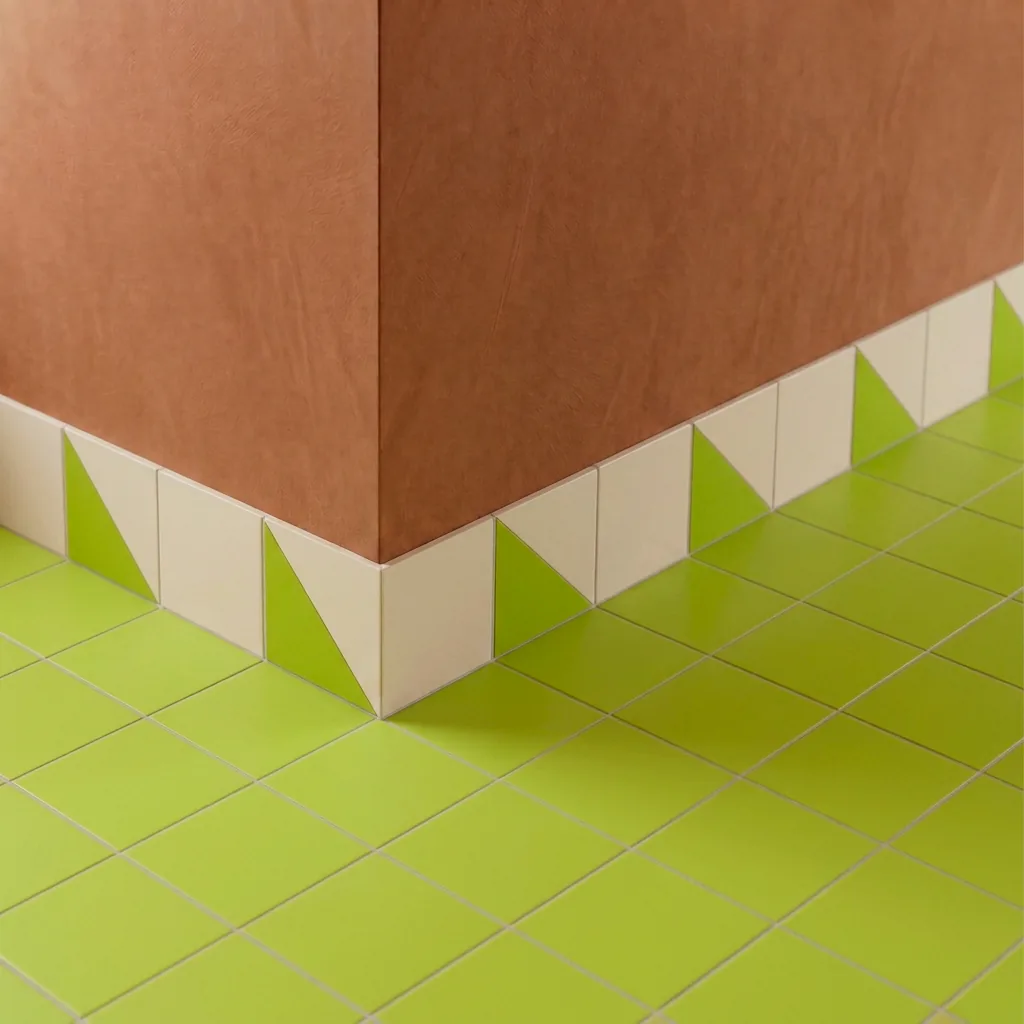 Azulejo Trigone Crema 10x10 Verde Pistacho Mate colocado como cenefa en un suelo