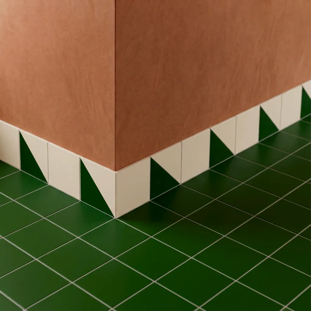 Azulejo Trigone Crema 10x10 Verde Victoriano Brillo colocado como cenefa en un suelo