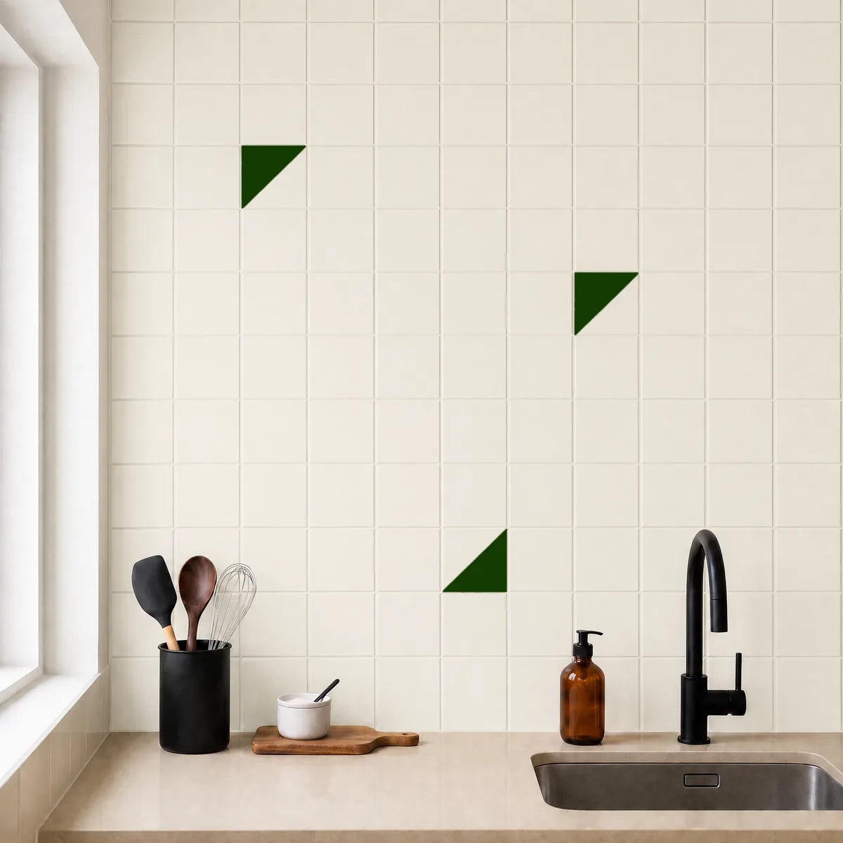 Azulejo Trigone Crema 10x10 Verde Victoriano Brillo salpicado sobre un alicatado liso en una cocina