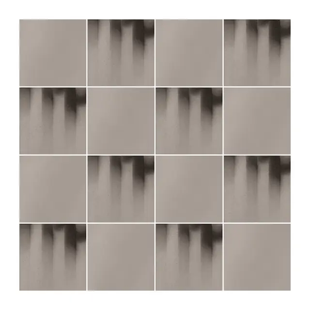 Ejemplo 3 de colocación: Azulejo Fumé 10x10 Gris Claro Brillo alternado en damero con Azulejo 10x10 Liso Brillo Color Gris Claro