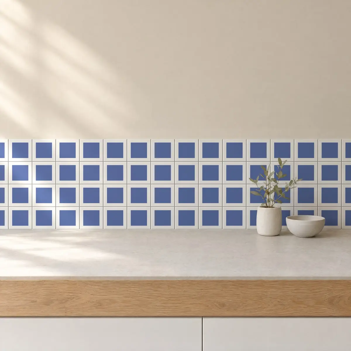 Cocina con Azulejo Square Blanco Brillo 10x10 Azul Marino de frente de encimera