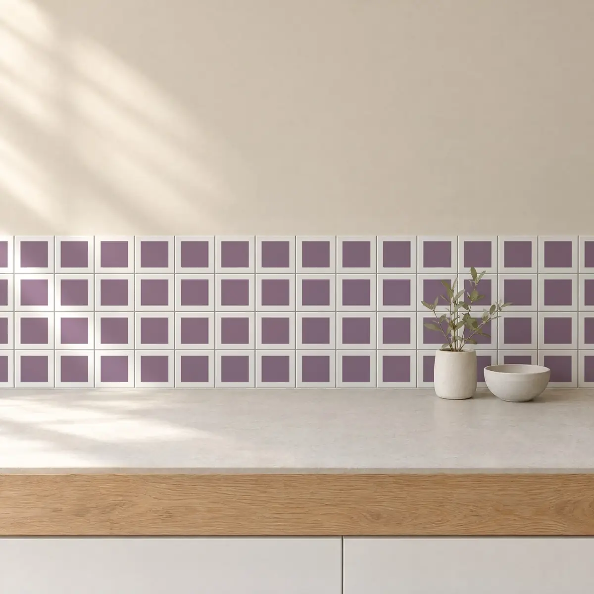 Cocina con Azulejo Square Blanco Brillo 10x10 Violeta de frente de encimera